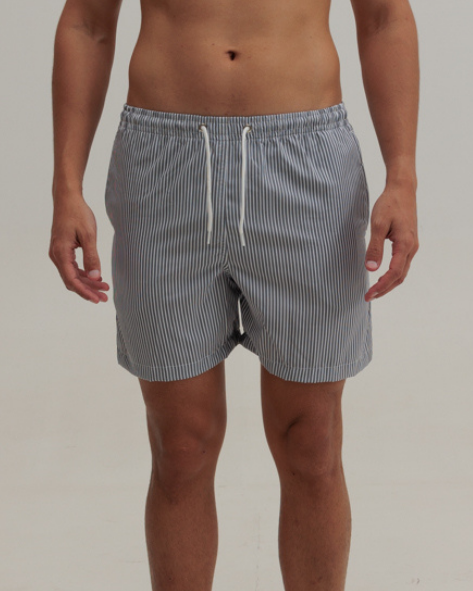 SHORTS LISTRADO CINZA