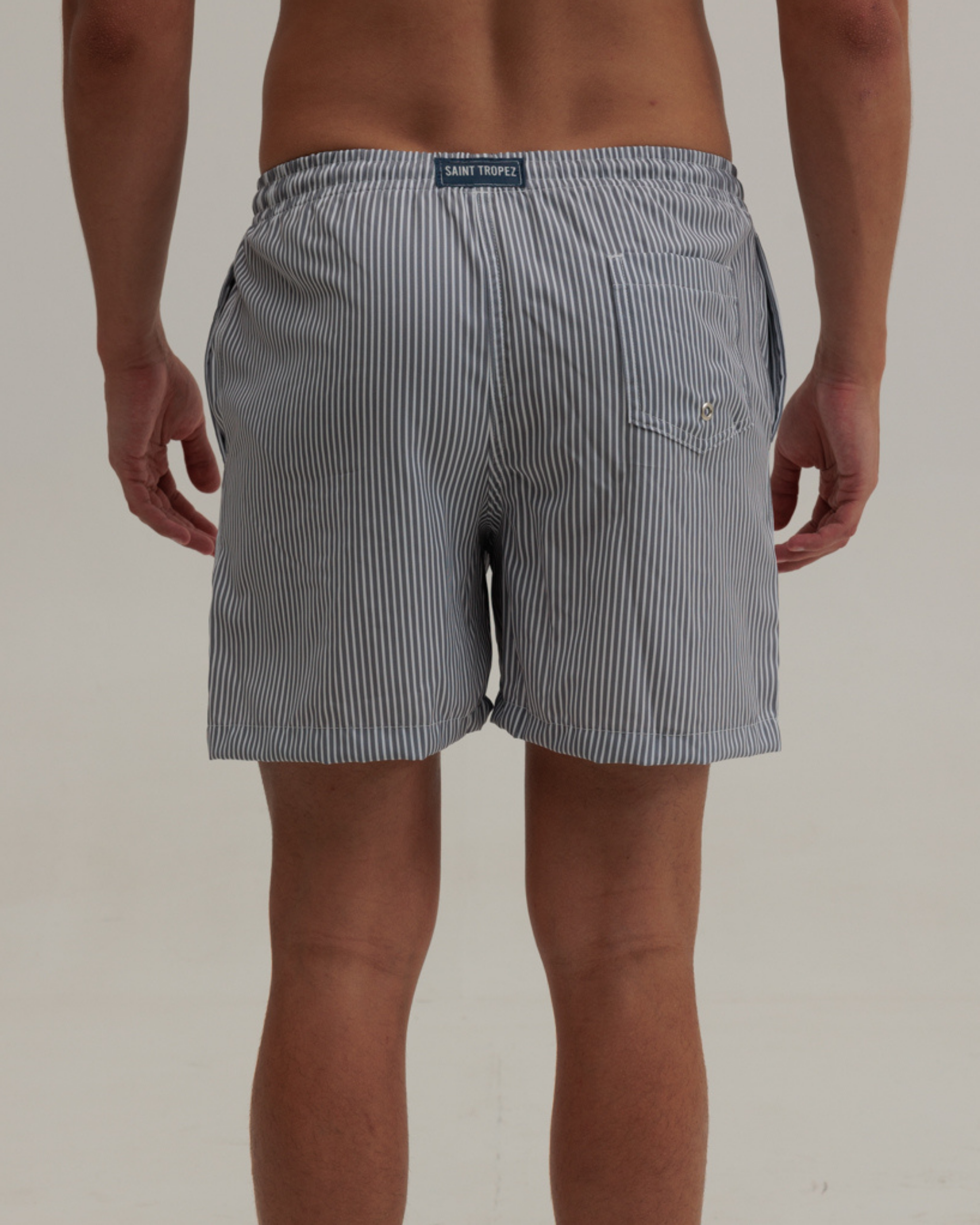 SHORTS LISTRADO CINZA