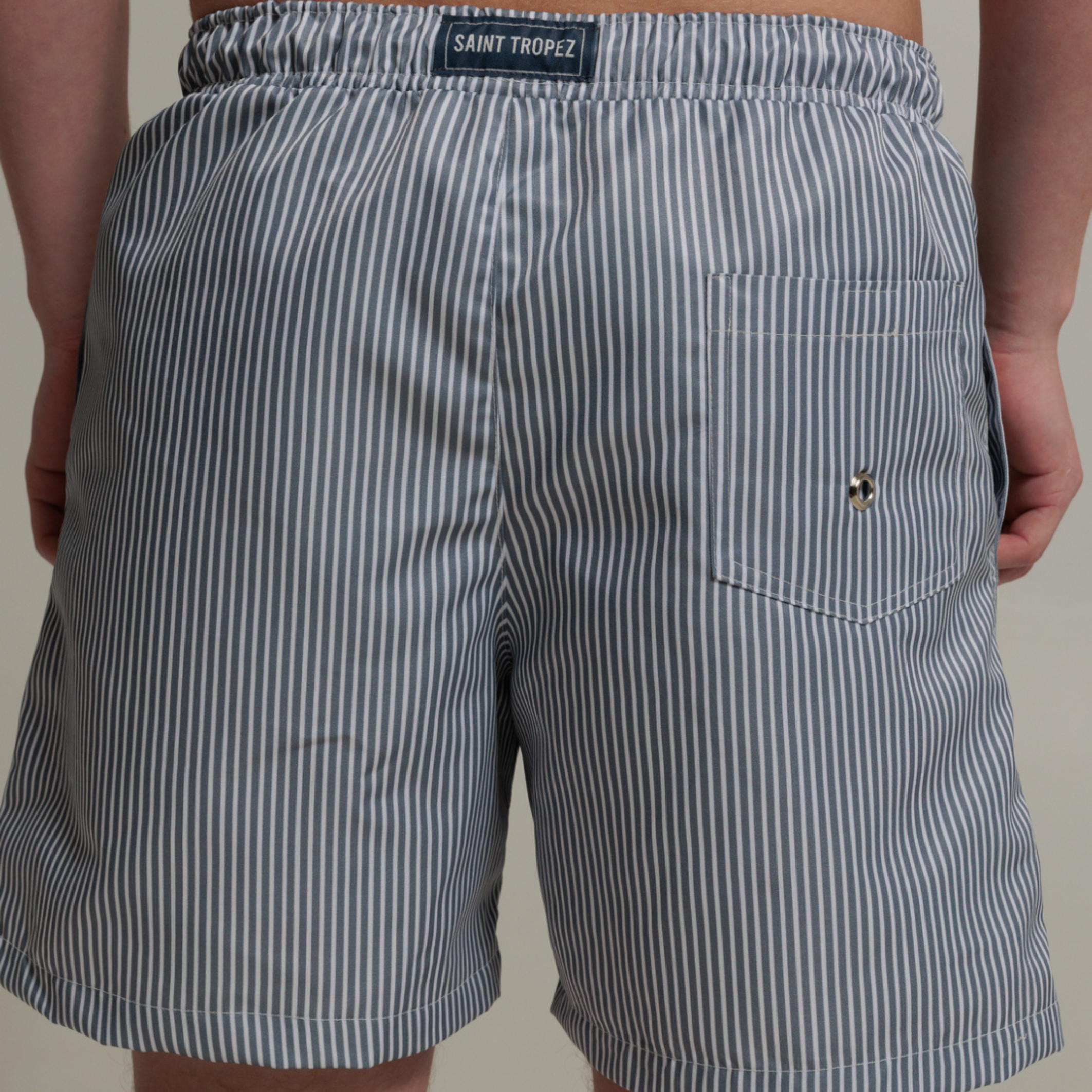 SHORTS LISTRADO CINZA