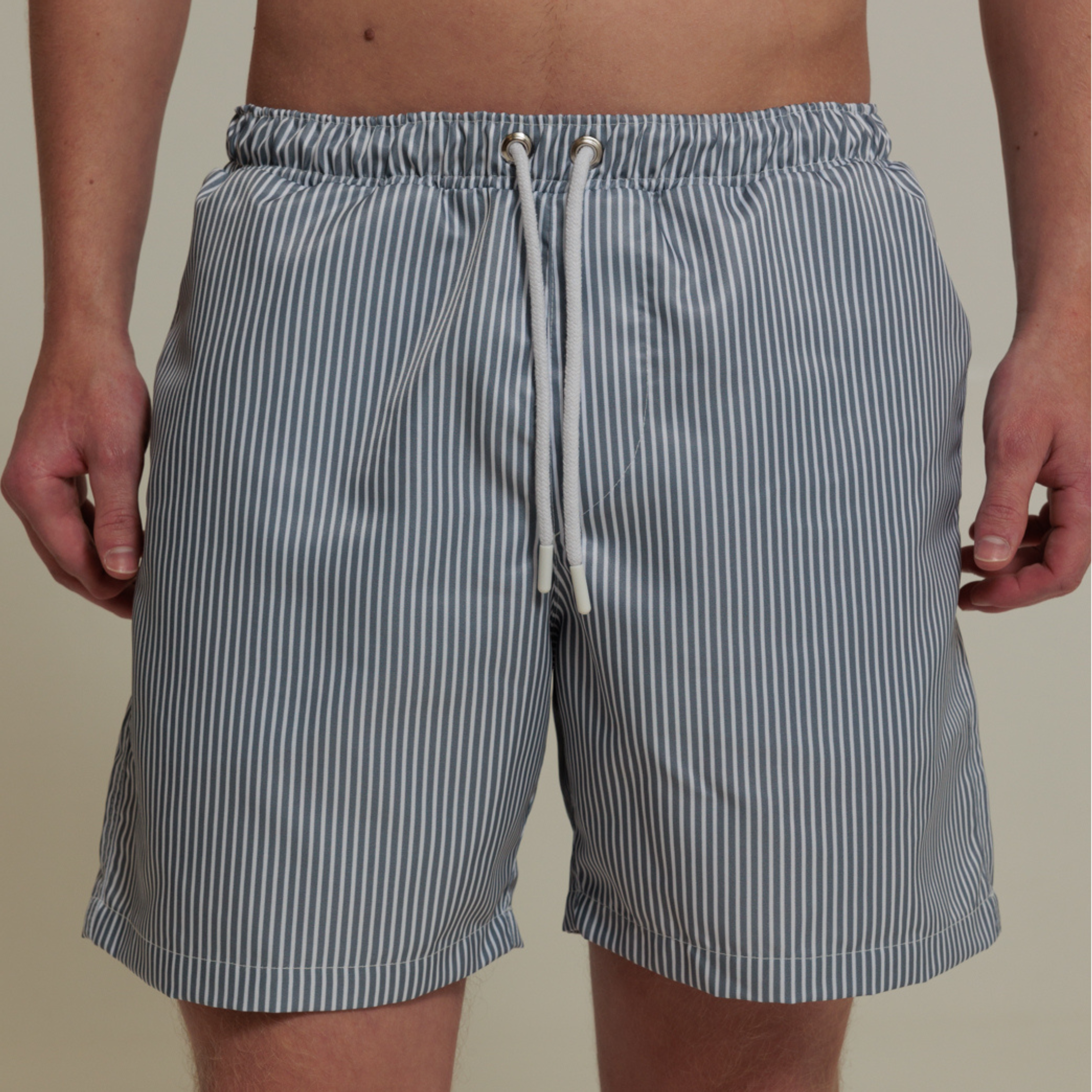 SHORTS LISTRADO CINZA