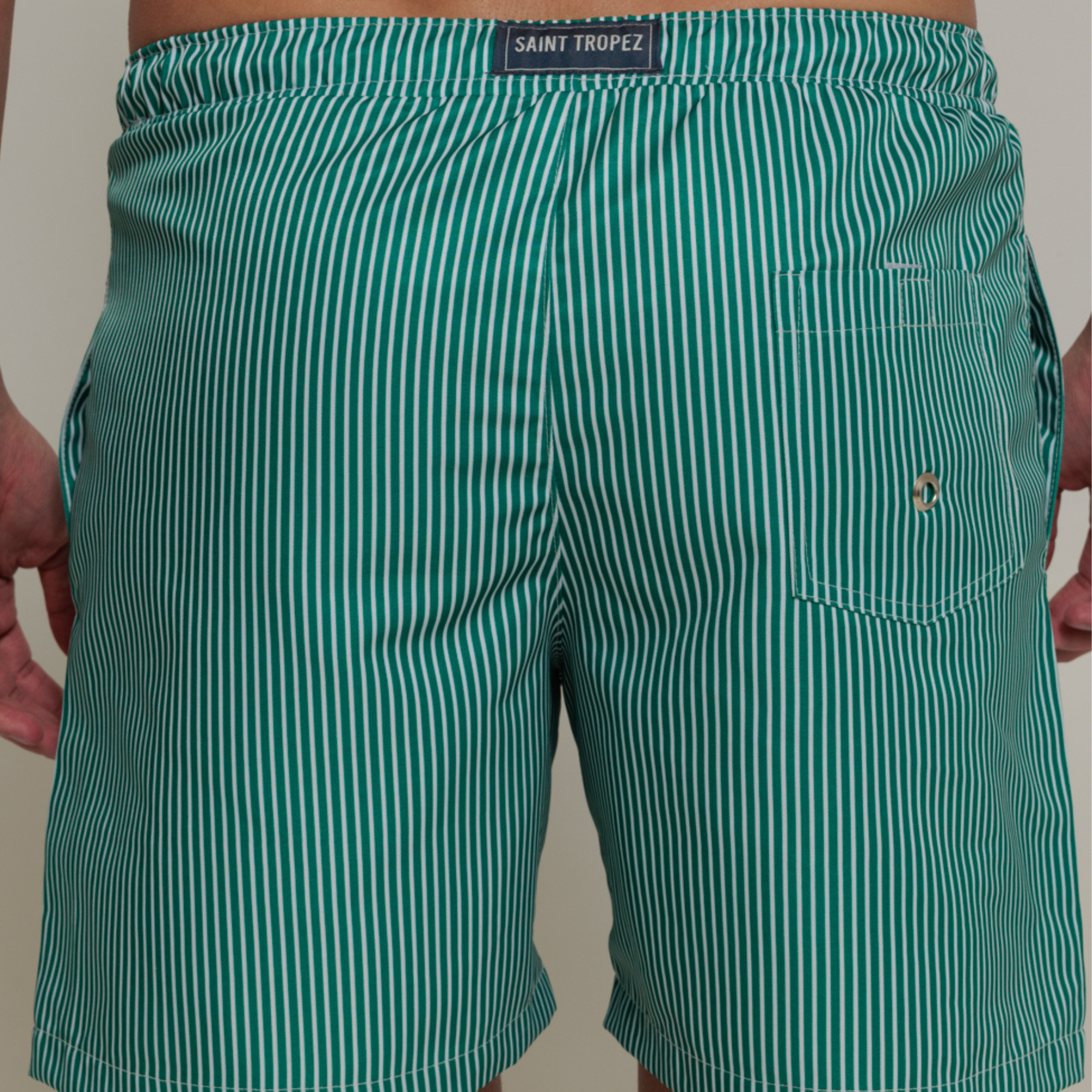 SHORTS LISTRADO VERDE