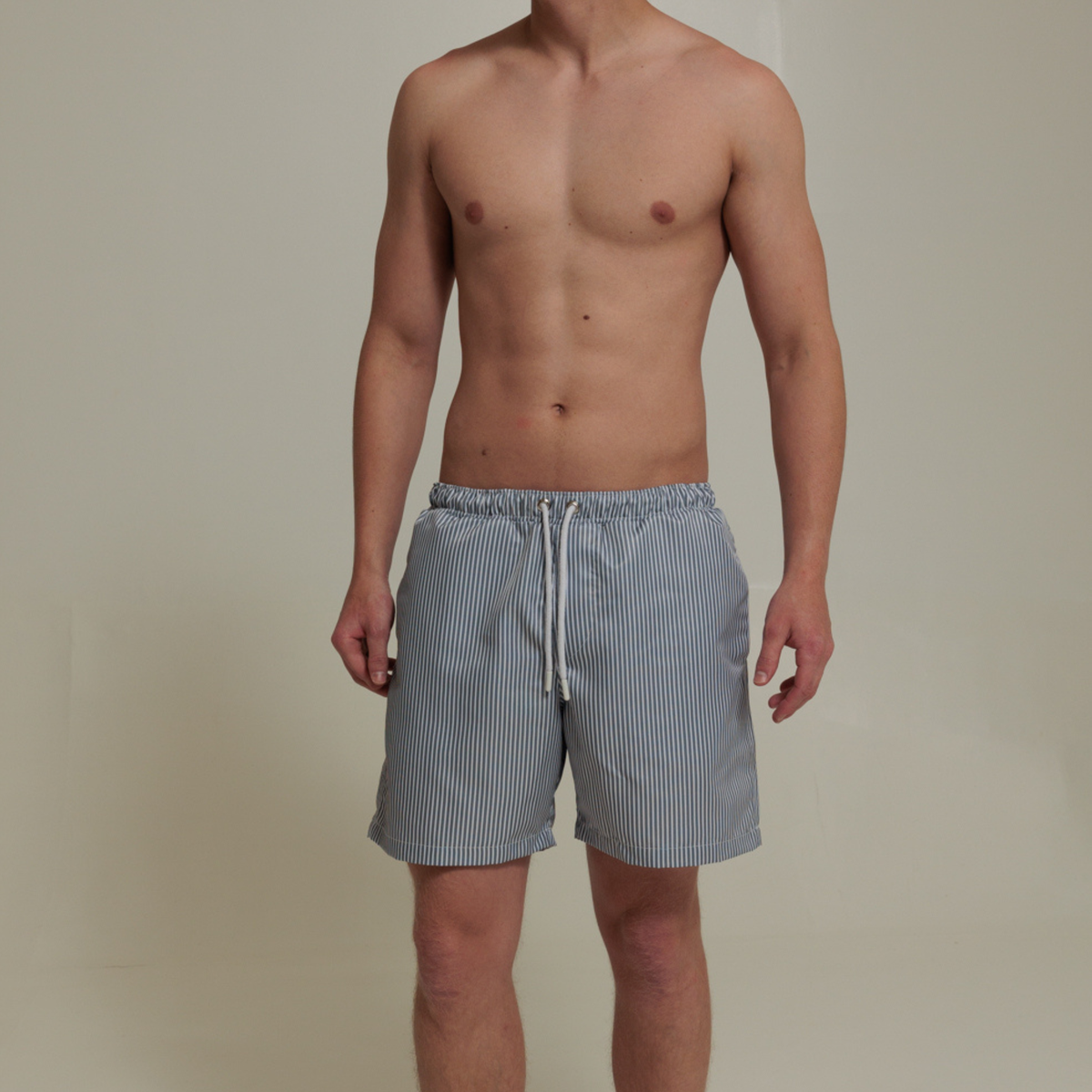 SHORTS LISTRADO CINZA